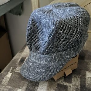 Dark gray fashion cap, short bill